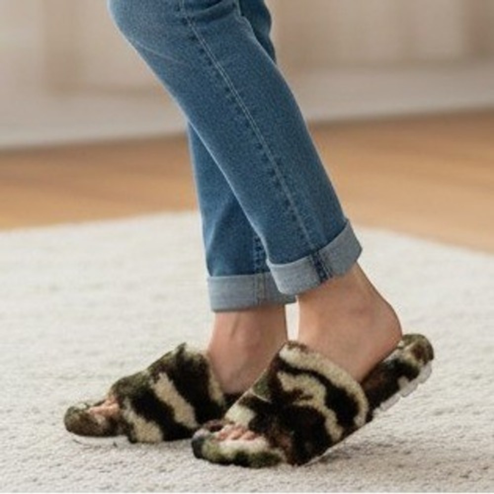 J/Slides NYC Women Slide Sandals Size 9 Loungewear Camo Faux Fur Platform